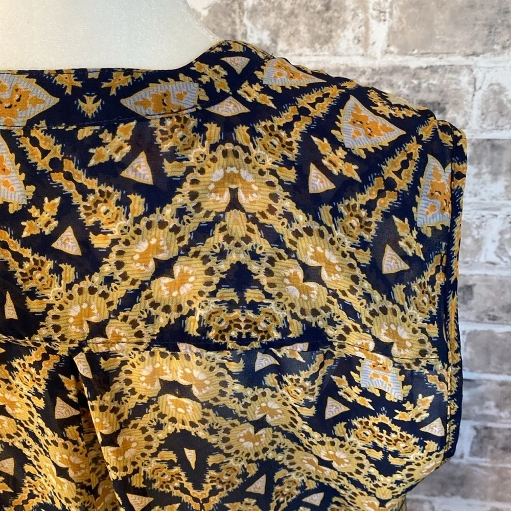 a.n.a. Sleeveless blouse. V-neck. Size L. Navy blue/mustard yellow/orange.